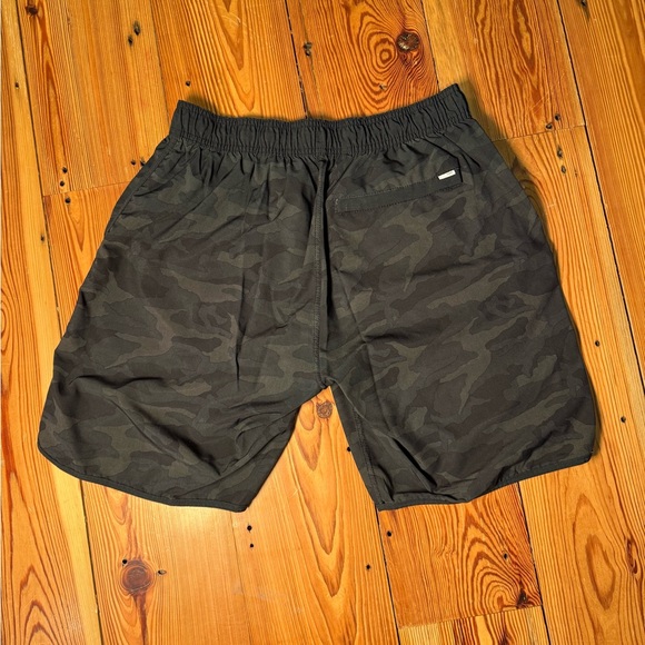 Vuori Short Men’s Large Camo Drawstring Pocket Logo Run Gym Hype Core - Picture 6 of 10